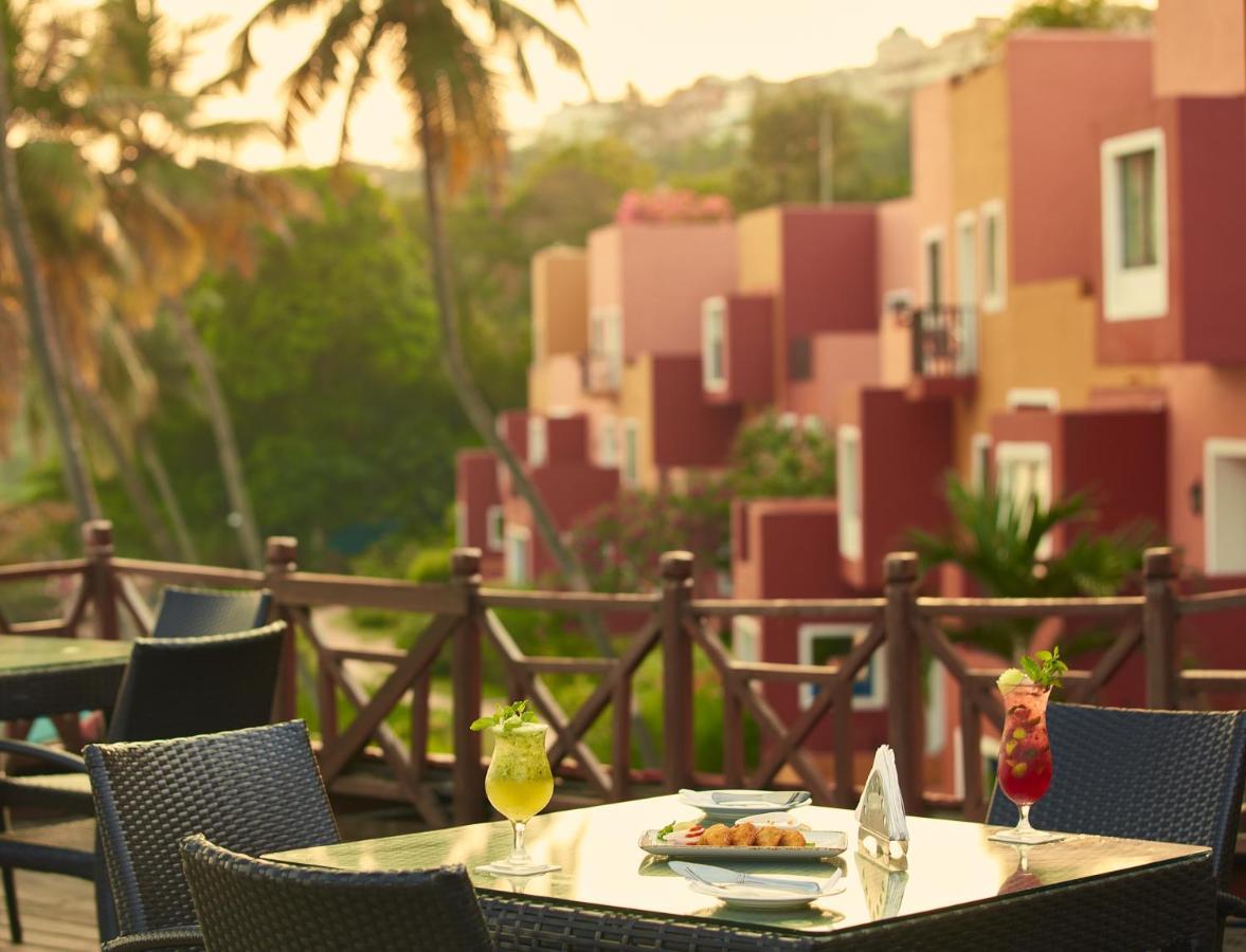 Taj Cidade De Goa Heritage, Goa Santa Cruz エクステリア 写真 The resort's poolside