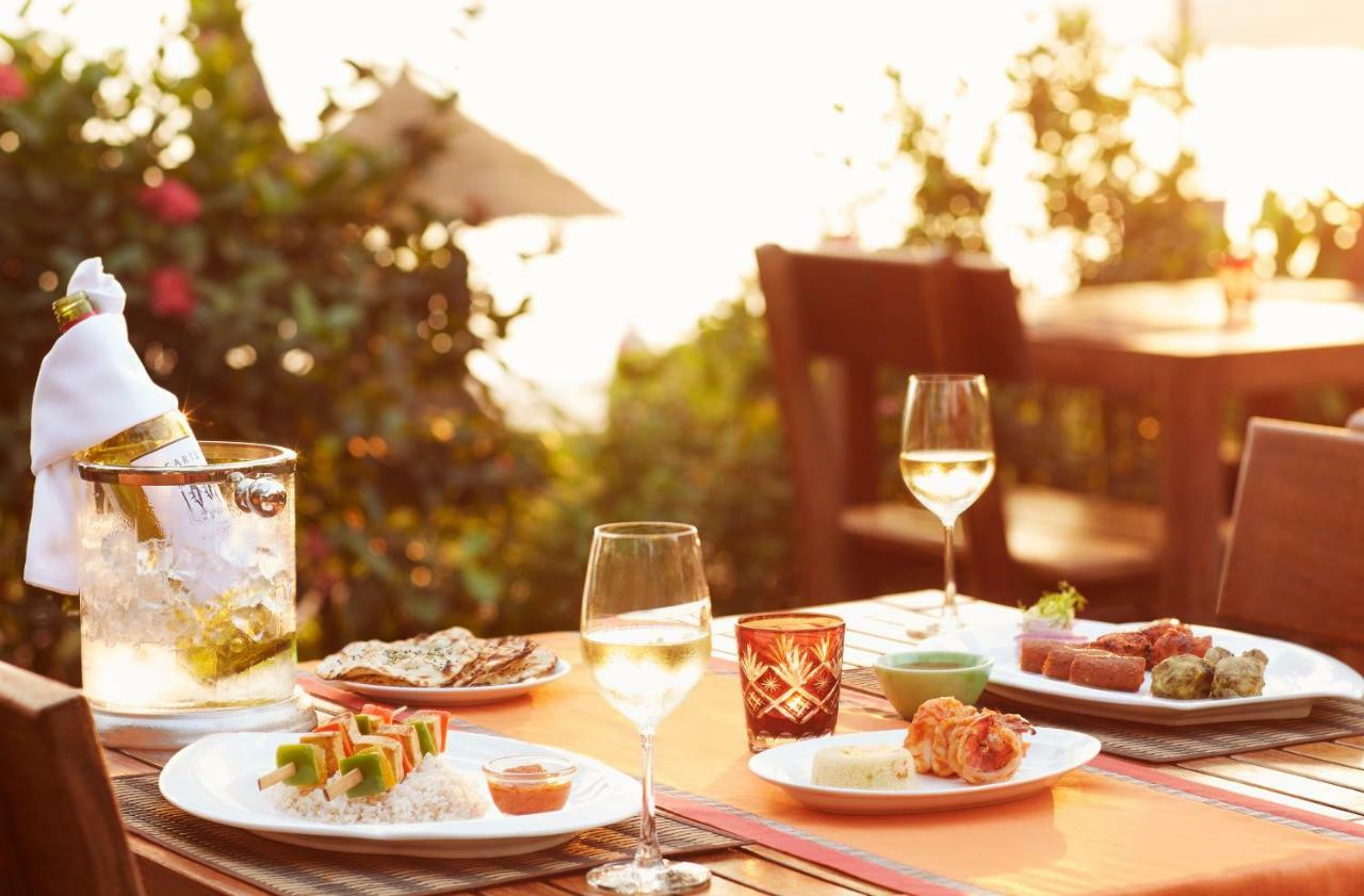Taj Cidade De Goa Heritage, Goa Santa Cruz エクステリア 写真 A typical dinner at the restaurant
